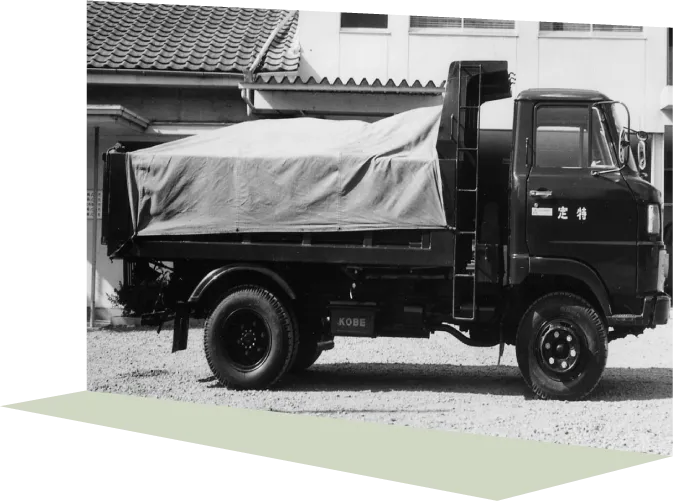 写真：木材チップを運ぶトラック。荷台に布が被せてある